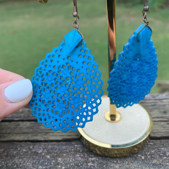 🦚Teal Mandala Cut-Out Earrings🦚 - Picture 4 of 7